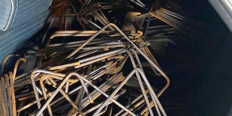 İnşaattan demir çalan hırsızlar aracı bırakıp kaçtı