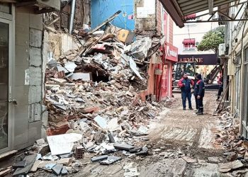 Depremde oluşan enkazlar kaldırılıyor