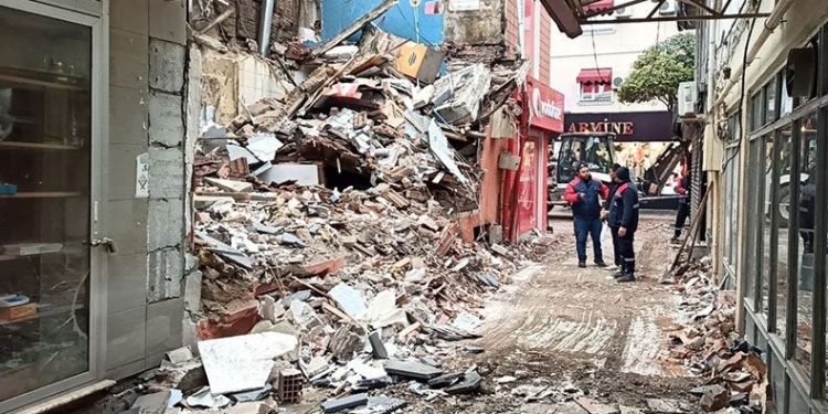 Depremde oluşan enkazlar kaldırılıyor