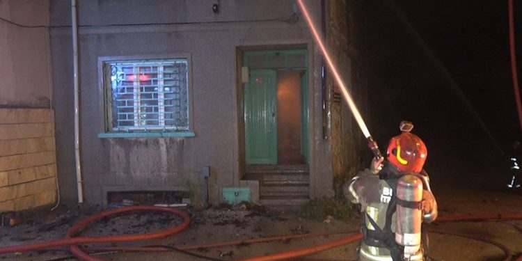 Bursa’da 3 katlı müstakil ev alev alev yandı