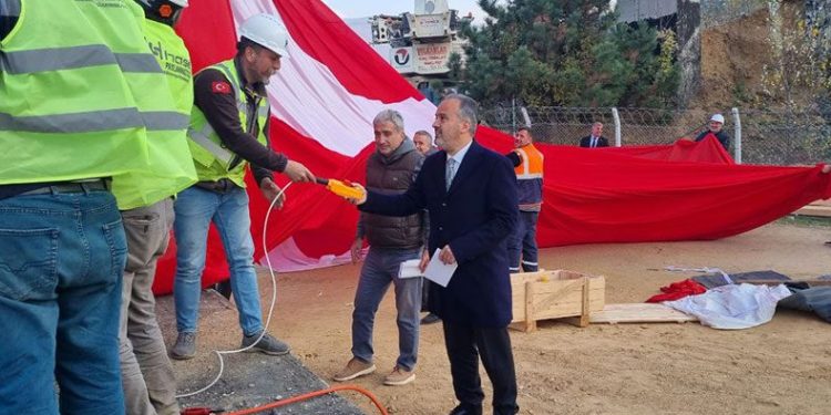 600 metrekarelik Türk bayrağı göklere çekildi