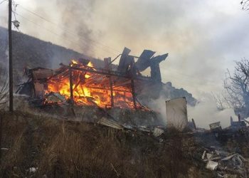 Yangın iki evi küle çevirdi