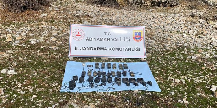 PKK’ya ait toprağa gömülü telsizler ele geçirildi