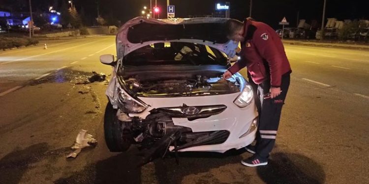 Kavşakta iki otomobil çarpıştı