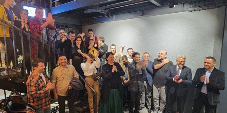 1984 oyununa büyük övgü