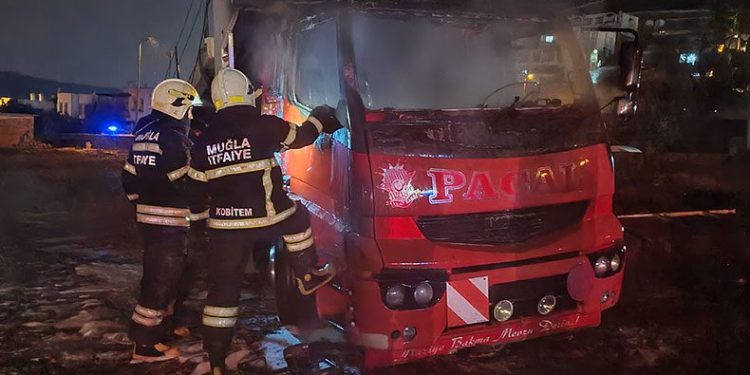 Park halindeki kamyon kundaklandı