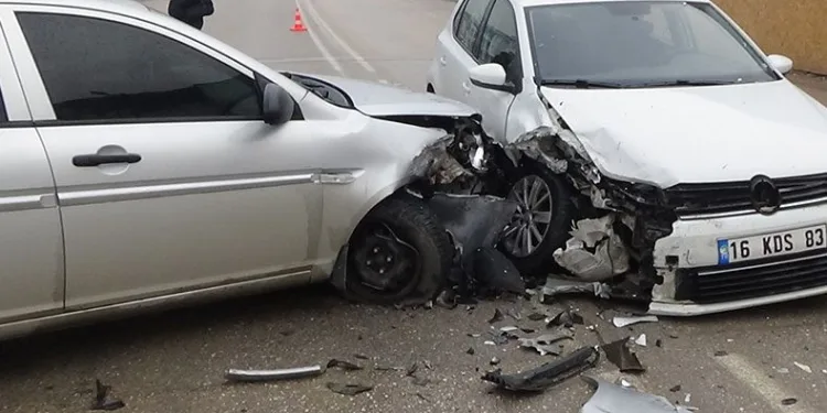 İnegöl’de iki otomobil çarpıştı