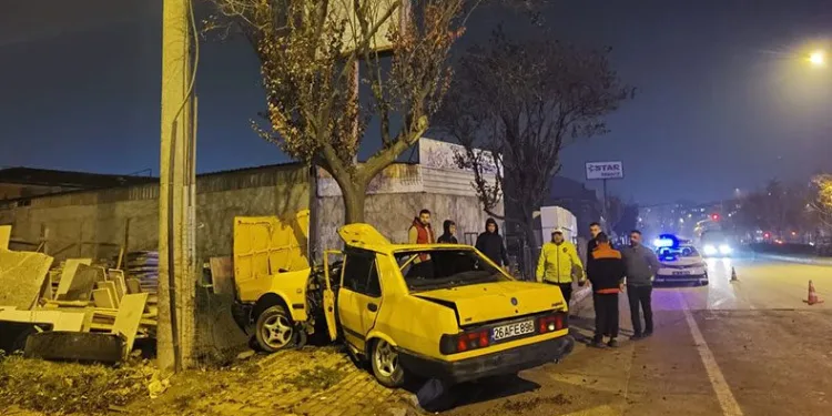Bursa’da, ağaca çarpan otomobil ikiye bölündü