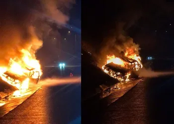 Seyir halindeki otomobil alev alev yandı