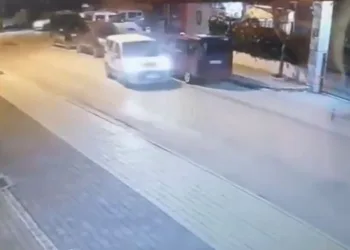 Park halindeki araca çarpıp kaçtı