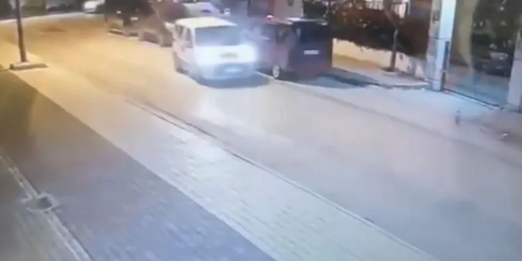 Park halindeki araca çarpıp kaçtı