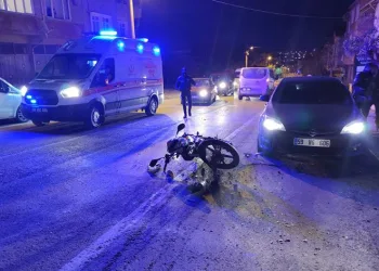 Motosiklet ile otomobil çarpıştı