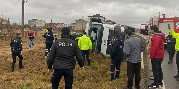 Beton mikseri şarampole devrildi