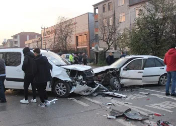 3 araç böyle çarpıştı