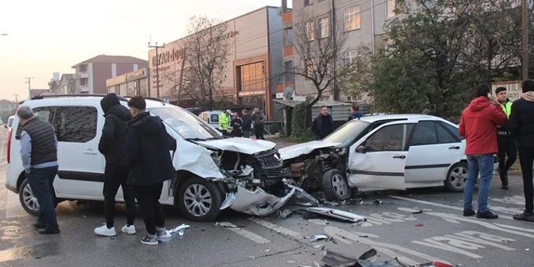 3 araç böyle çarpıştı