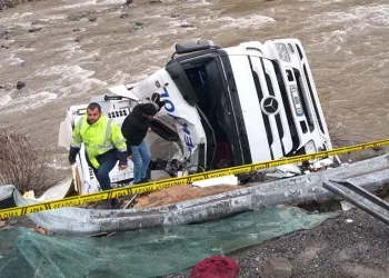 Kontrolden çıkan tır yan yattı