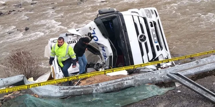 Kontrolden çıkan tır yan yattı