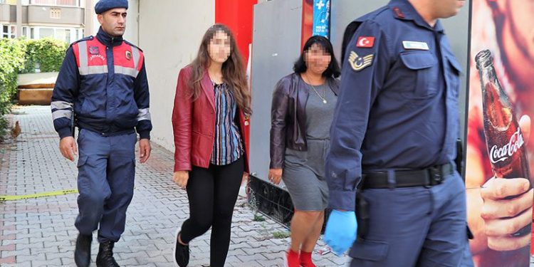 Bebeği 5. kattan aşağıya attılar