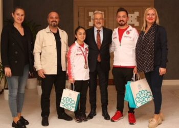 Başkan Erdem’den ödüllü sporculara kutlama