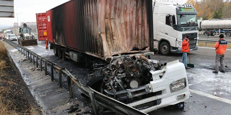 Tomruk yüklü tıra, tır çarptı