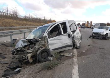 Kazalı araçlara çarpmamak için bariyerlere daldı