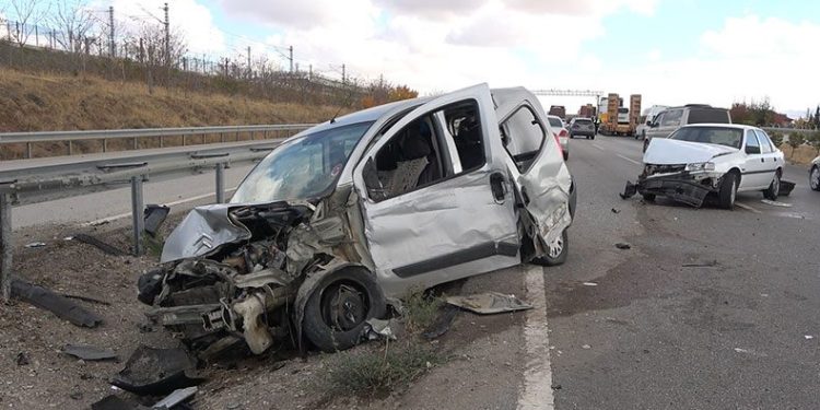 Kazalı araçlara çarpmamak için bariyerlere daldı