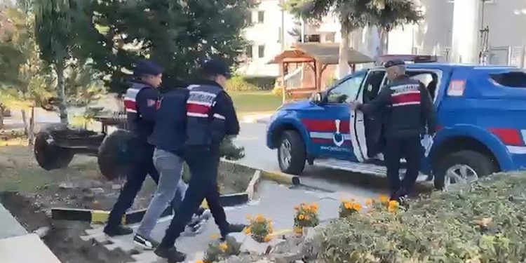 Minibüste uyuşturucuyla yakalandı