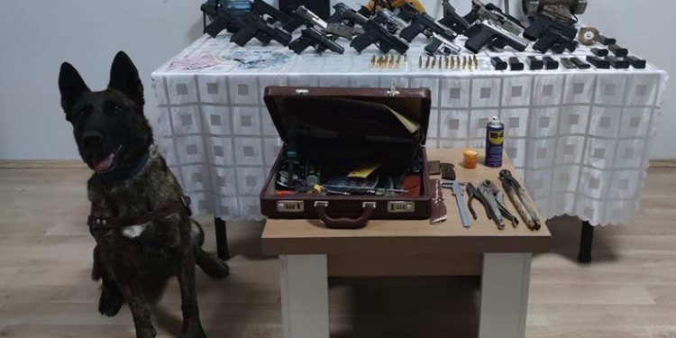 Evini silah imalathanesine çevirdi