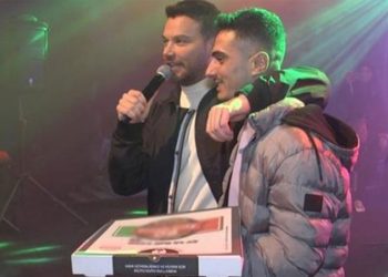 Sahneye pizza sipariş etti