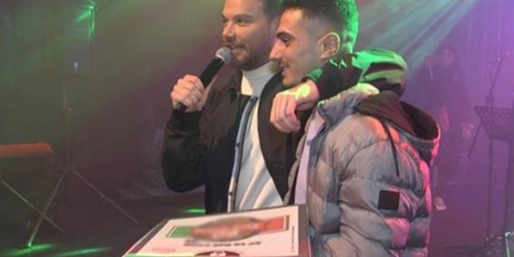 Sahneye pizza sipariş etti