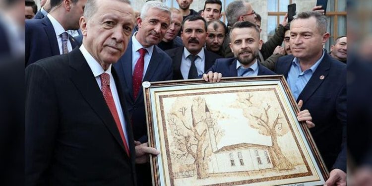 Gençlerden Cumhurbaşkanı Erdoğan’a anlamlı hediye
