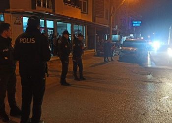 Minibüs çarpan komiser ağır yaralandı