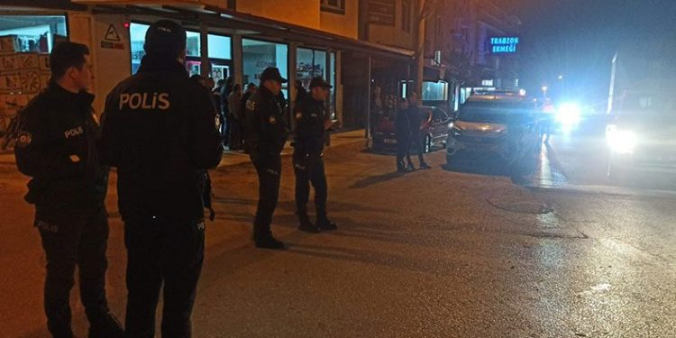 Minibüs çarpan komiser ağır yaralandı