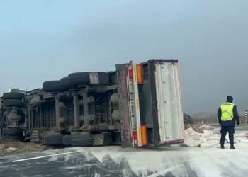 Çimento yüklü TIR devrildi: 1 yaralı