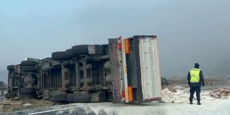 Çimento yüklü TIR devrildi: 1 yaralı