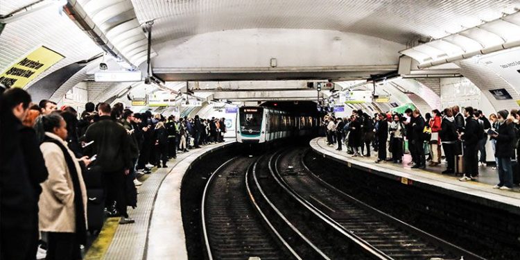 Binlerce kişi greve gitti