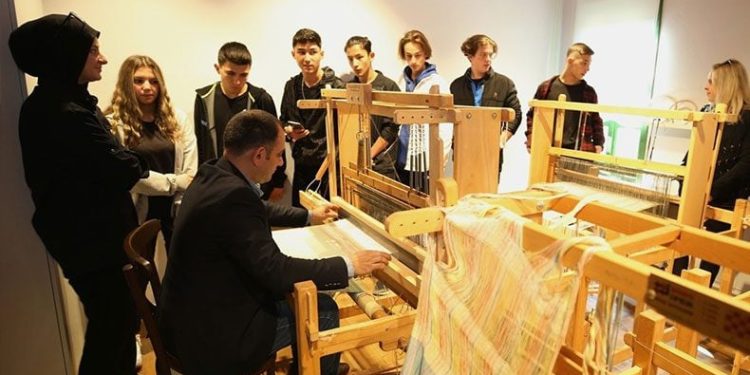 “İpek Mendil” öyküsüyle ipeğin yolcuğu