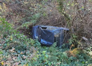 Uçuruma yuvarlanan otomobil hurdaya döndü