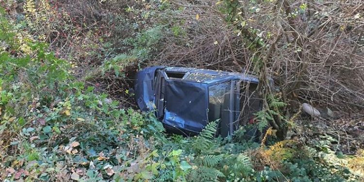 Uçuruma yuvarlanan otomobil hurdaya döndü