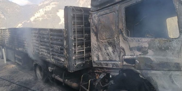 Yanan tır kullanılmaz hale geldi