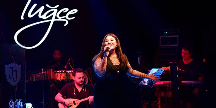 Tuğçe Kandemir hasta haliyle konser verdi