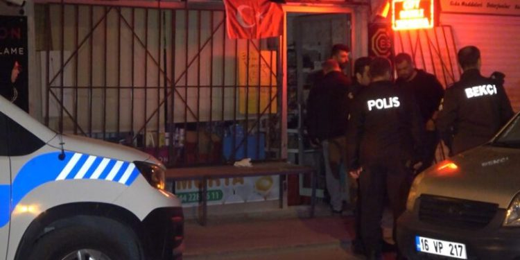 Husumetlileri tarafından iş yerinde bıçaklandı