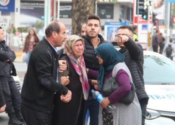 Vatandaşlar yaralı sürücü için seferber oldu