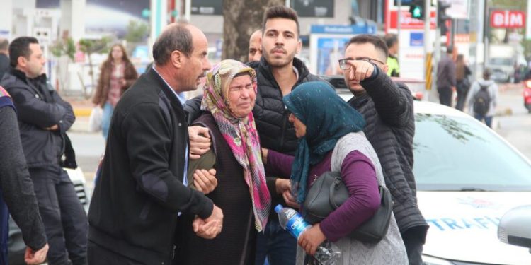 Vatandaşlar yaralı sürücü için seferber oldu