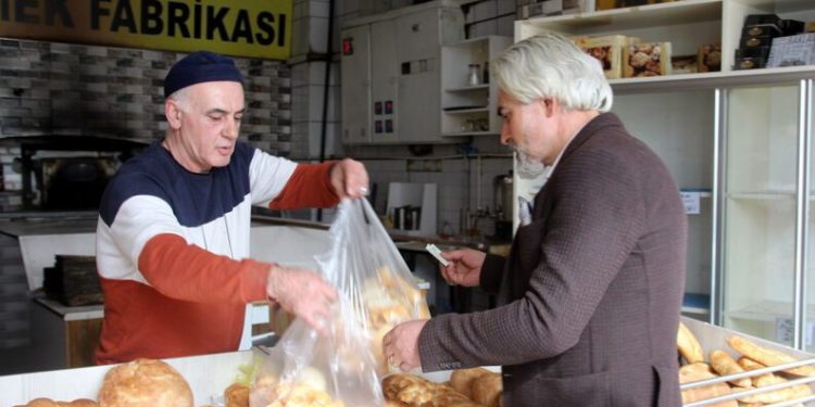 Türkiye’nin en ucuz ekmeğini satıyor