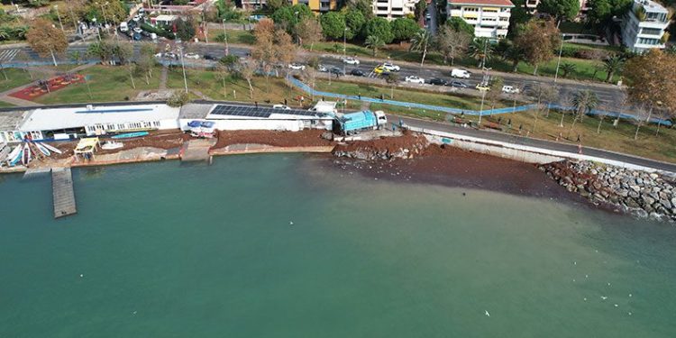 Caddebostan Sahil kırmızı yosunla kaplandı