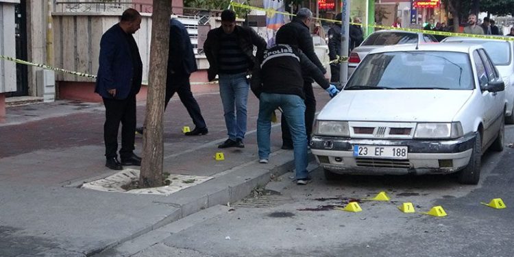 Sokak ortasında amcasına kurşun yağdırdı