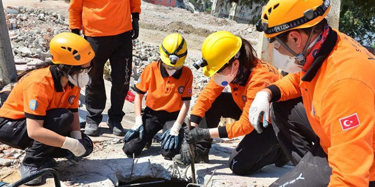 Çalışanlar arama kurtarma sertifikasını aldı