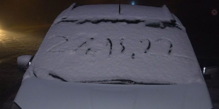 Kar yağışını duyan vatandaşlar Uludağ’a koştu