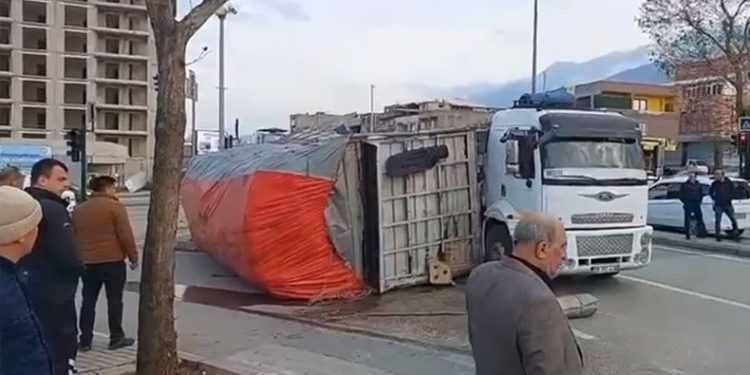 Kamyonun devrilme anı kameralarda